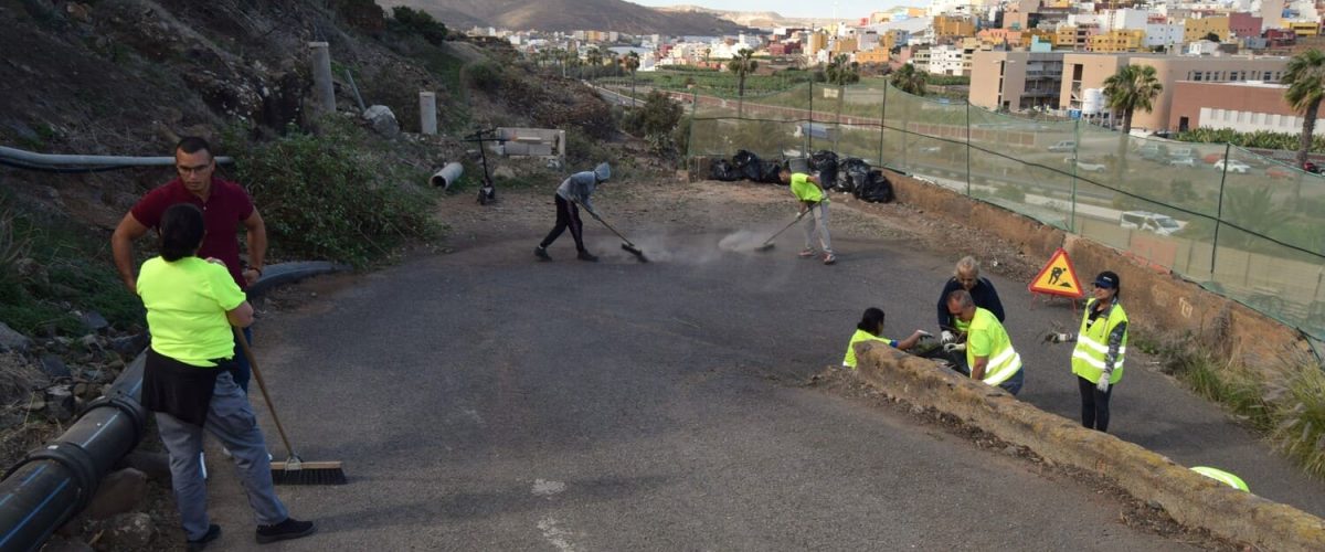 Eleazar Rodriguez concejal de Vias y Obras a la izquierda junto a personal del area 1