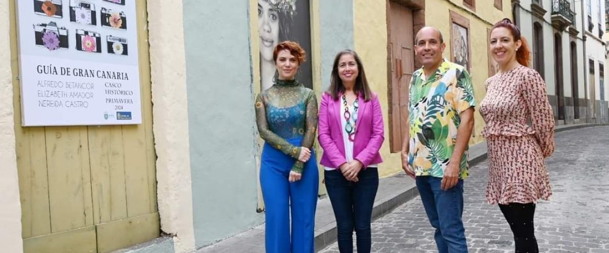 En la foto de izda a derecha la fotógrafa Elizabetn Amador, la concejala de cultura Sibisse Sosa y los fotógrafos Alfredo Betancor y Nereida castro en la inauguración