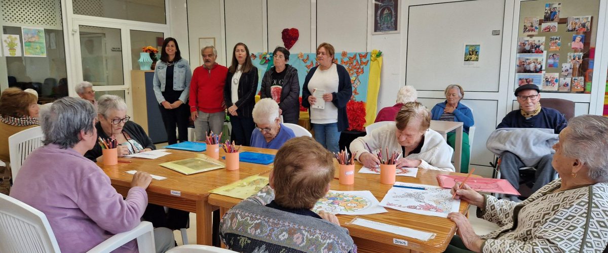 En la imagen de pie, de izquierda a derecha, Carolina Bolaños, José Antonio González, Sibisse Sosa, Isa Guerra y Rosa Ramírez, en la clausura del proyecto.