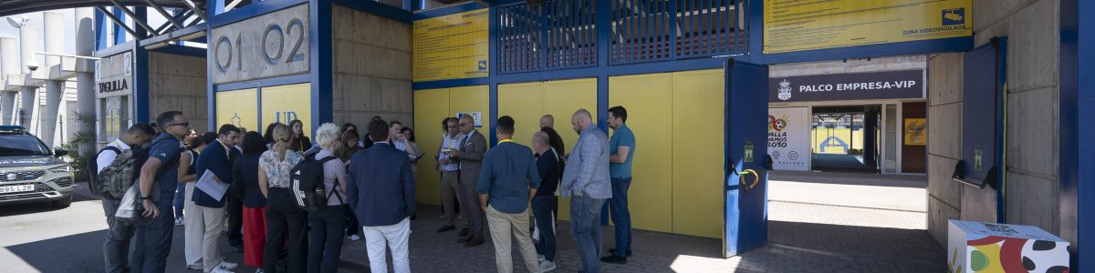 En uno de los accesos al Estadio de Gran Canaria.