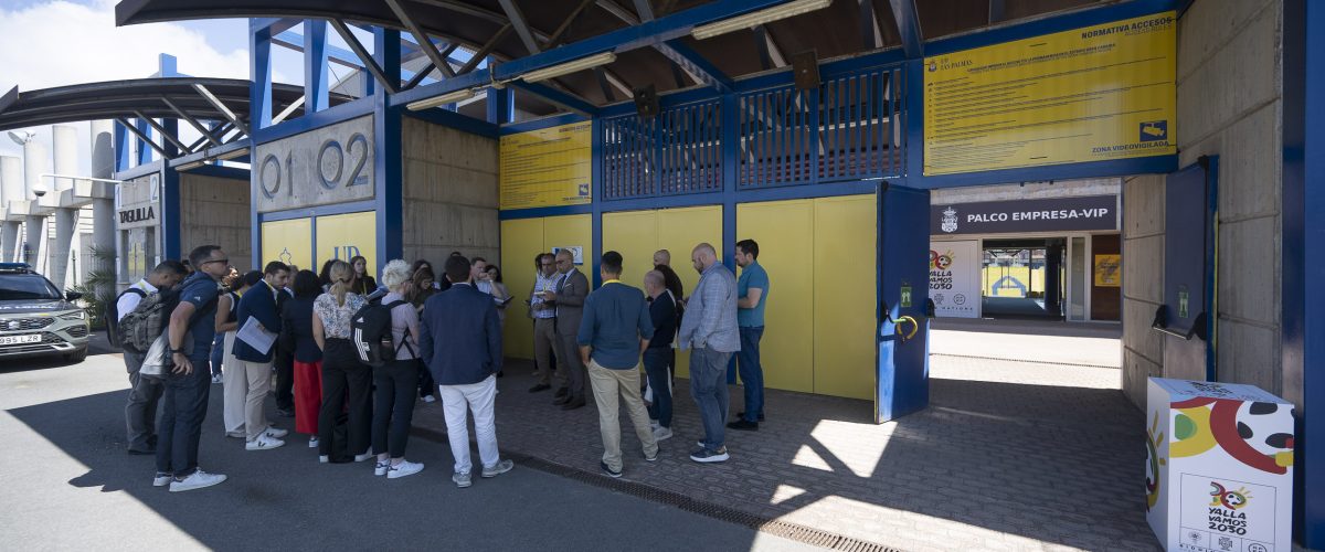 En uno de los accesos al Estadio de Gran Canaria.