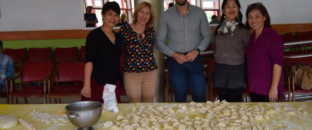 Encuentro de la Asociacion China en Canarias con Julio Mateo y Dolores Delgado en el centro en el Club de la Tercera Edad