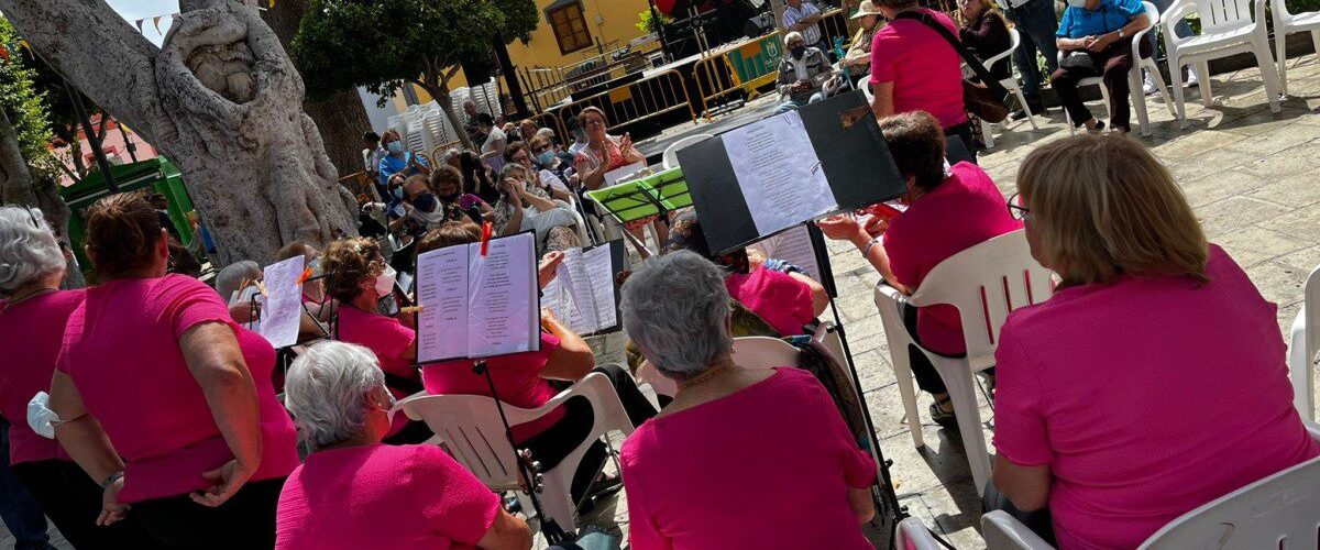 Encuentro de mayores en la Plaza de Santiago