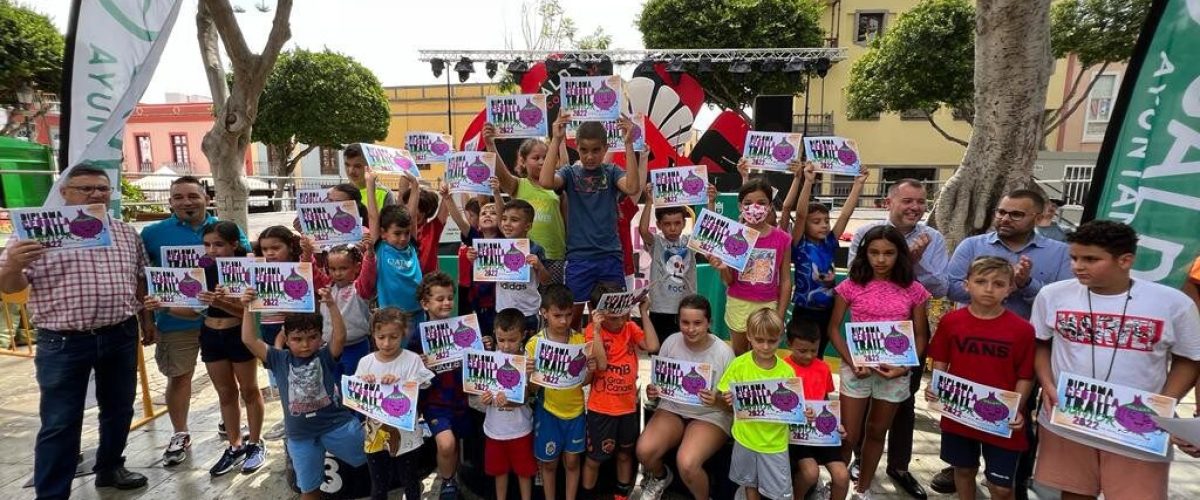 Entrega de diplomas a los participantes en las carreras infantiles