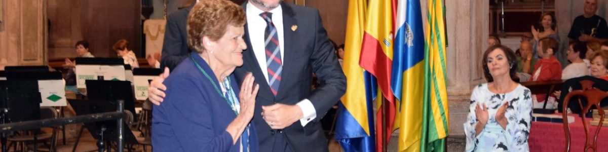 Entrega de la medalla de plata de la ciudad a Manuela Roque