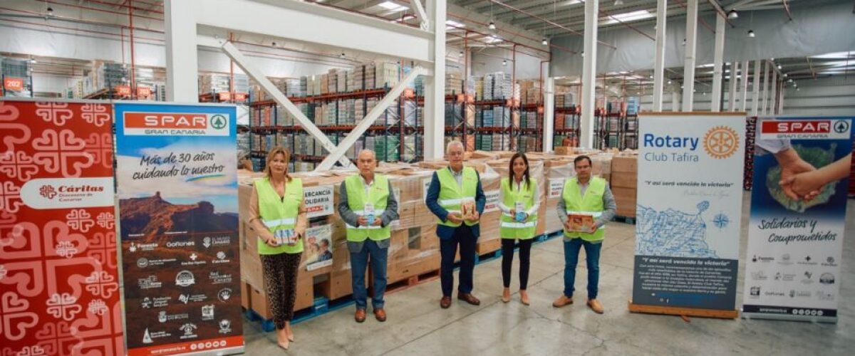 Entrega de la mercancia solidaria a Caritas