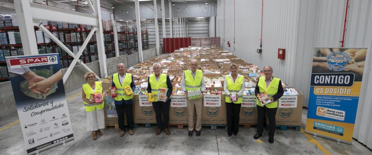 Entrega de la mercancia solidaria a los representantes del Banco de Alimentos