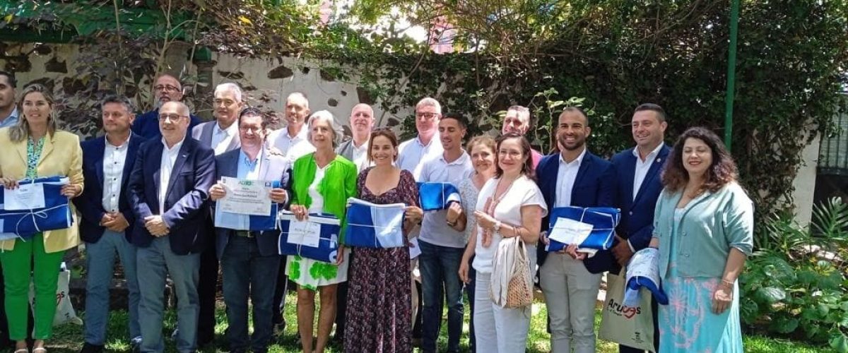 Entrega de las Banderas Azules con Nuria Vega novena por la derecha