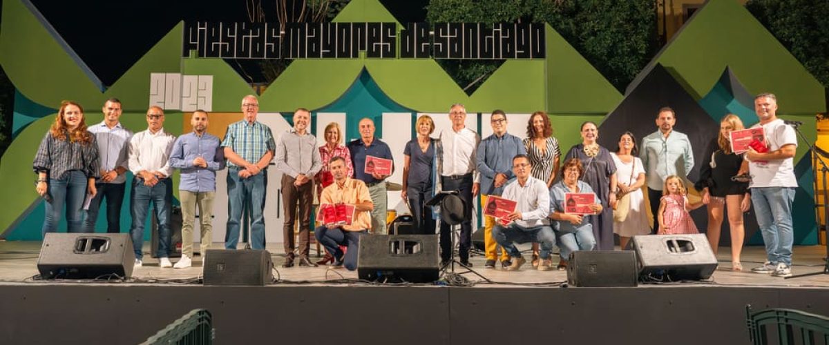 Entrega de premios con los ganadores la corporacion municipal y el elenco de catadores