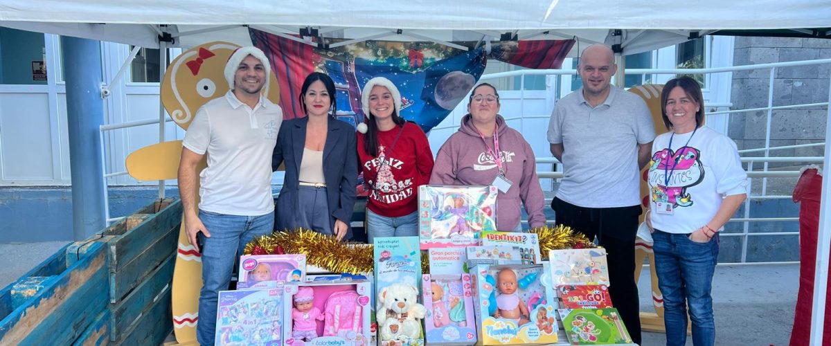 Entrega de regalos de Pequeño Valiente a usuarios de la Residencia Genoveva Pérez (2)