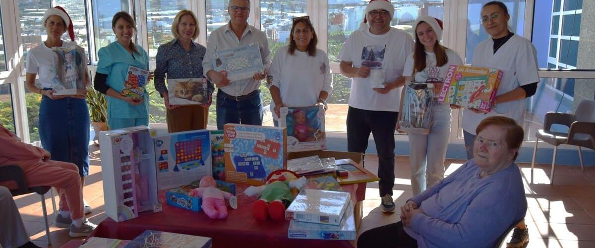 Entrega de regalos de la Asociacion Pequeno Valiente en la Residencia de Mayores Genoveva Perez 1