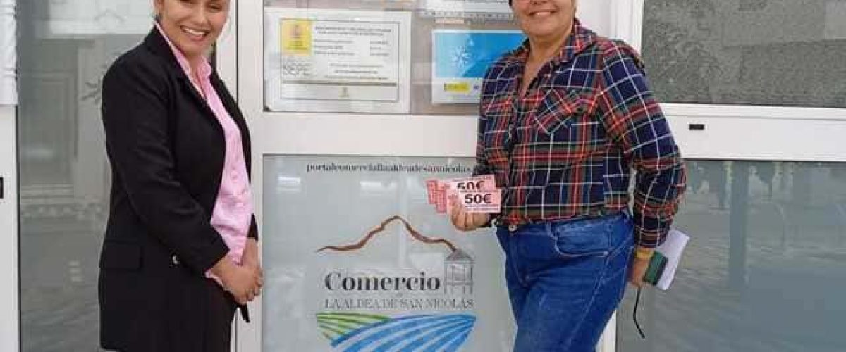 Entrega del bono a la ganadora del concurso de San Valentien 1