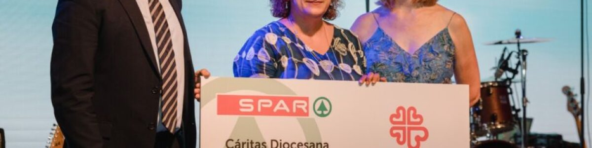Entrega del cheque por más de 32.000 euros a Cáritas Diocesana de Canarias