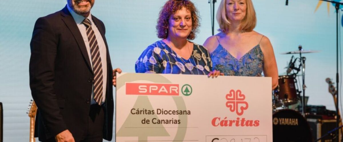 Entrega del cheque por mas de 32.000 euros a Caritas Diocesana de Canarias