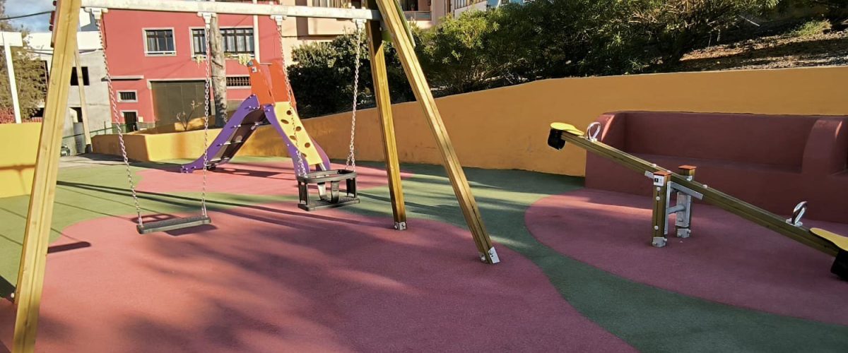 Equipamiento del parque infantil de Granadilla de Abona, en Sardina