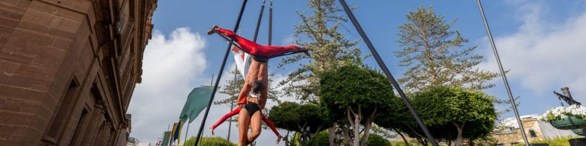 Espectaculo circense en la Plaza de Santiago