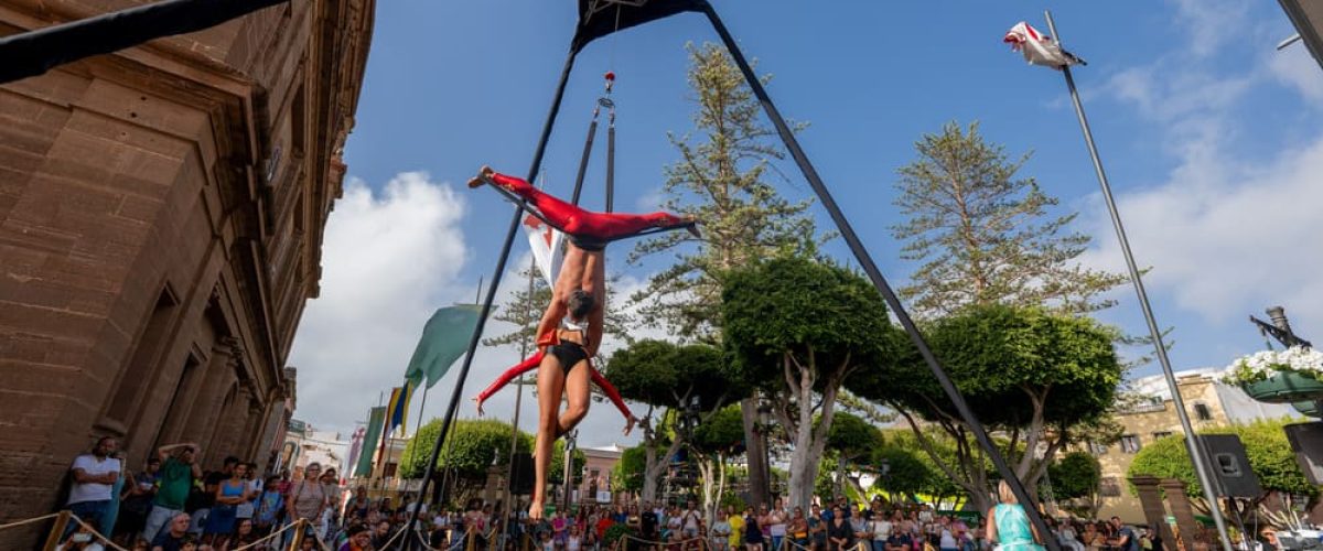 Espectaculo circense en la Plaza de Santiago