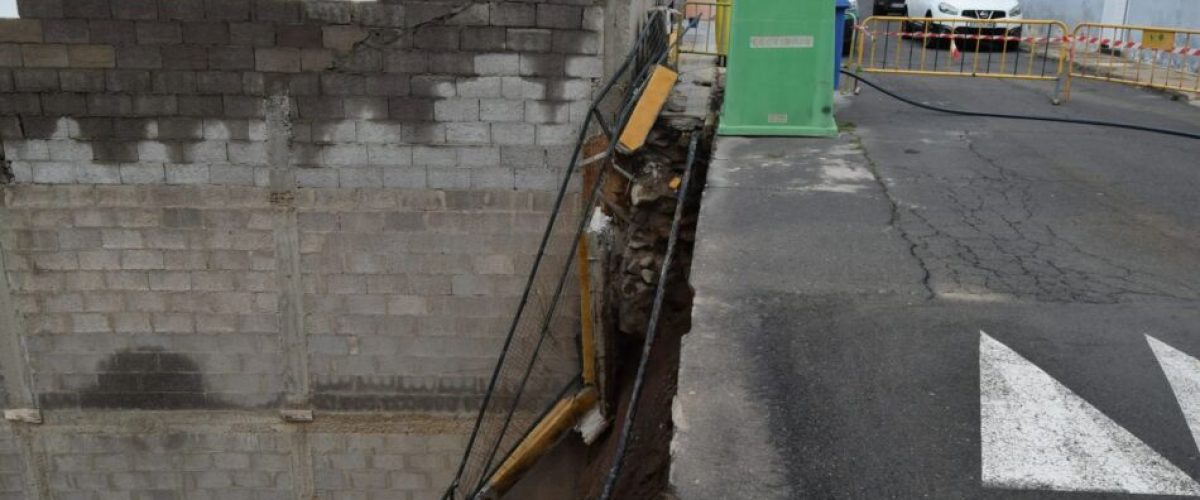 Estado de la calle y del muro tras el paso de la tormenta