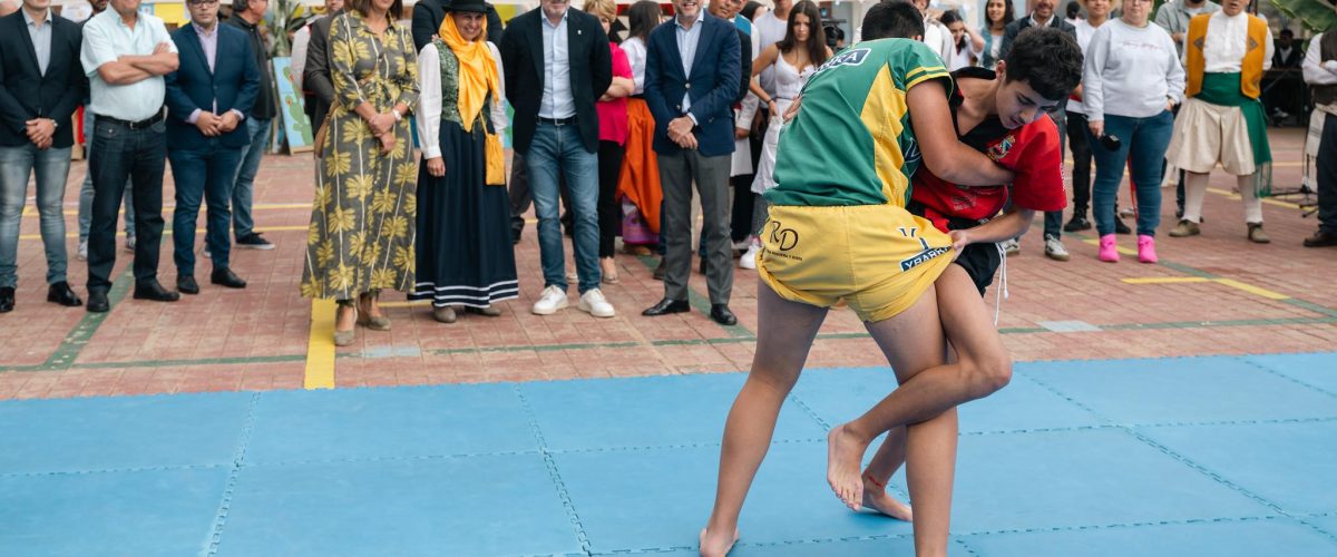 Exhibición de lucha canaria en el IES Roque Amagro