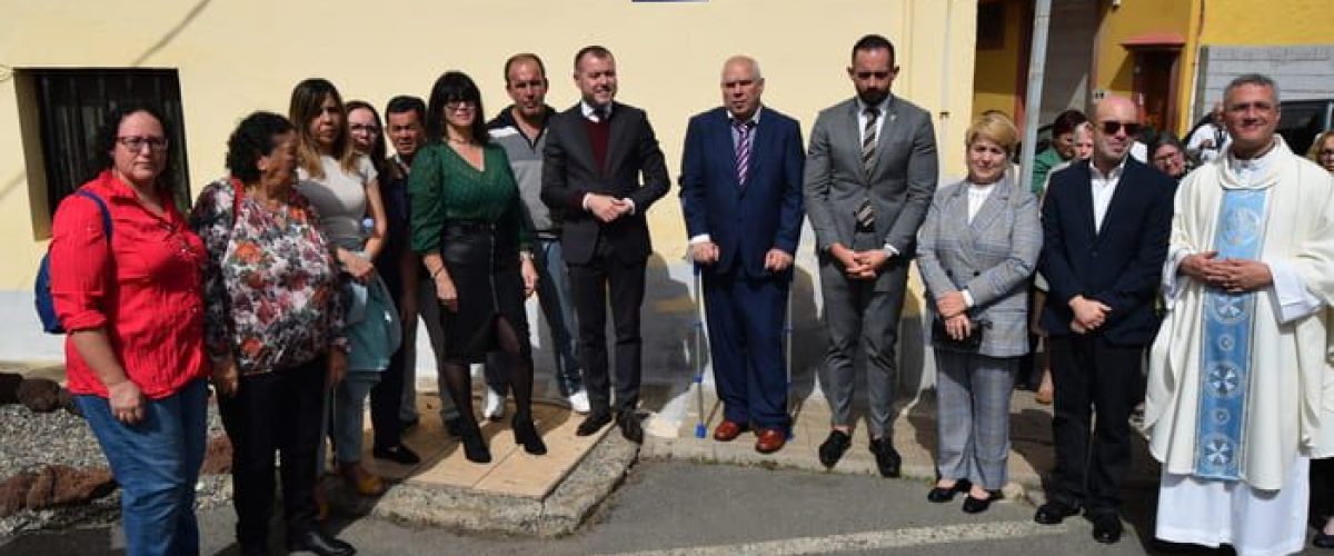 Familia de Agustin Sanchez la corporacion municipal representantes de la AAVV y el cura parroco frente a la placa de la calle 1