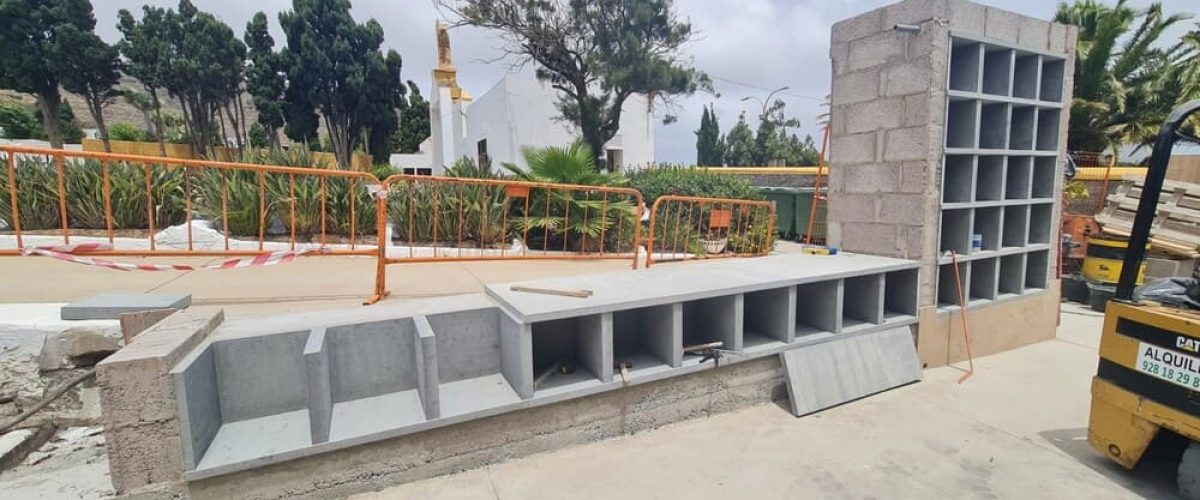 Fase de construccion de los columbarios en el cementerio municipal de San Isidro