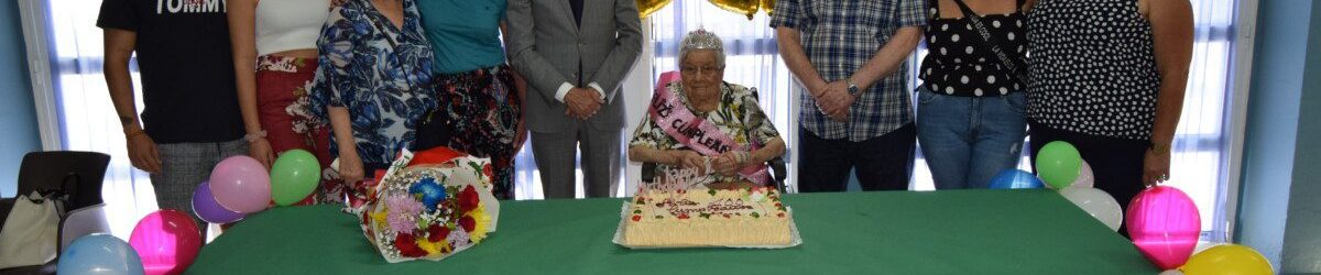 Faustina Arencibia, Teodoro Sosa, la concejala Dolores Delgado y la familia de la centenaria