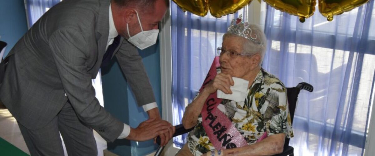 Faustina Arencibia recibio la visita del alcalde en su cien cumpleanos