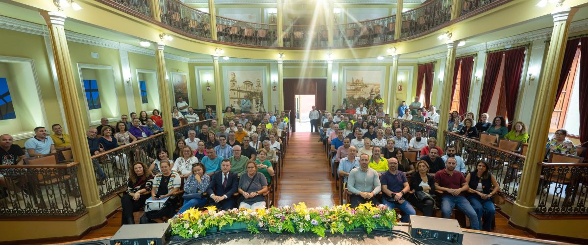 Firma del proceso de estabilización de más de 150 empleados públicos en el Teatro Consistorial de Gáldar