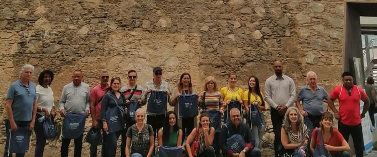 Foto de familia a la entrada del Mercado de Guia de los empresarios de Cabo Verde y Madeira junto a la concejala Teresa Bolanos durante la visita realizada este fin de semana 2