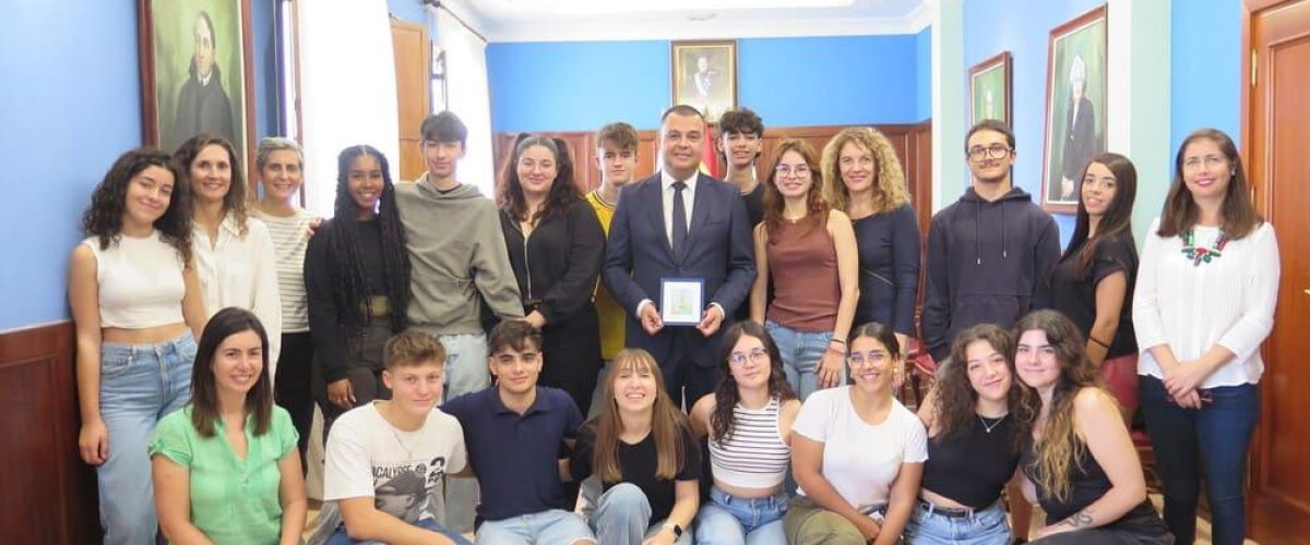 Foto de familia al termino del encuentro celebrado en el salon de plenos de las Casas Consistoriales