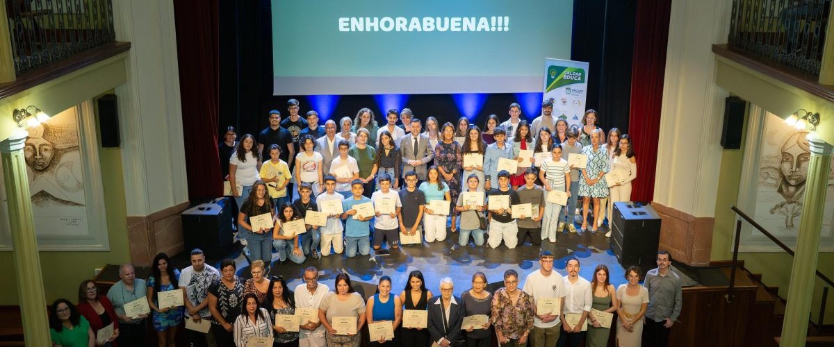 Foto de familia con el alumnado reconocido