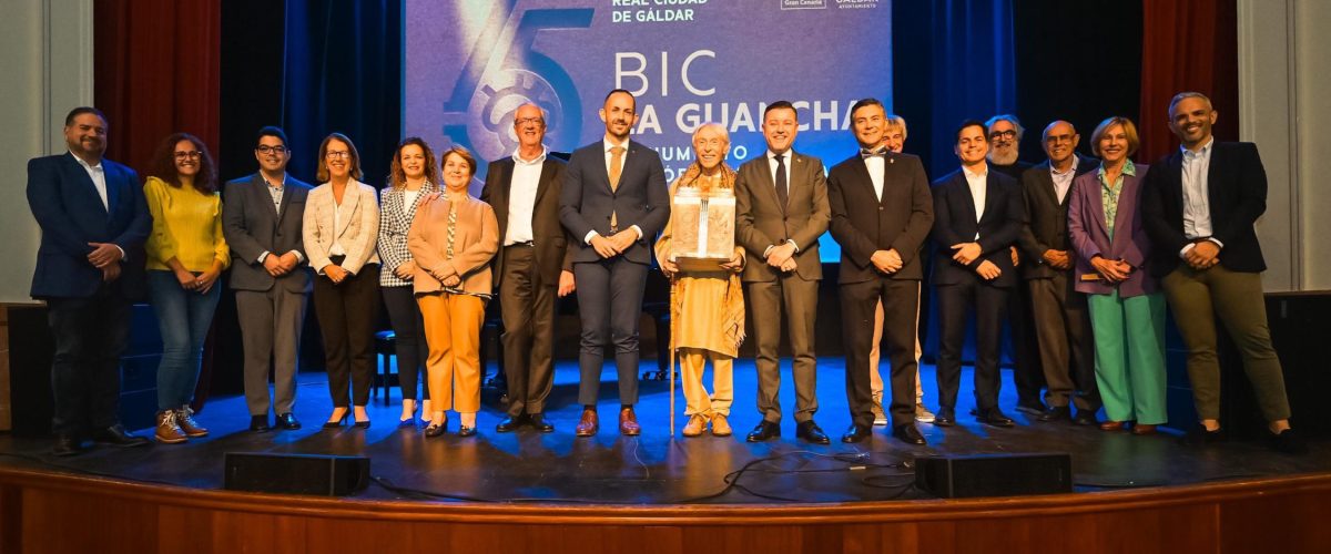 Foto de familia con la corporación municipal, el director insular, Pepe Dámaso, directores de los museos y la arquitecta del proyecto