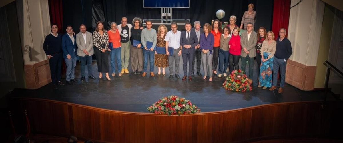 Foto de familia con los diez profesores jubilados y representantes de la corporacion municipal