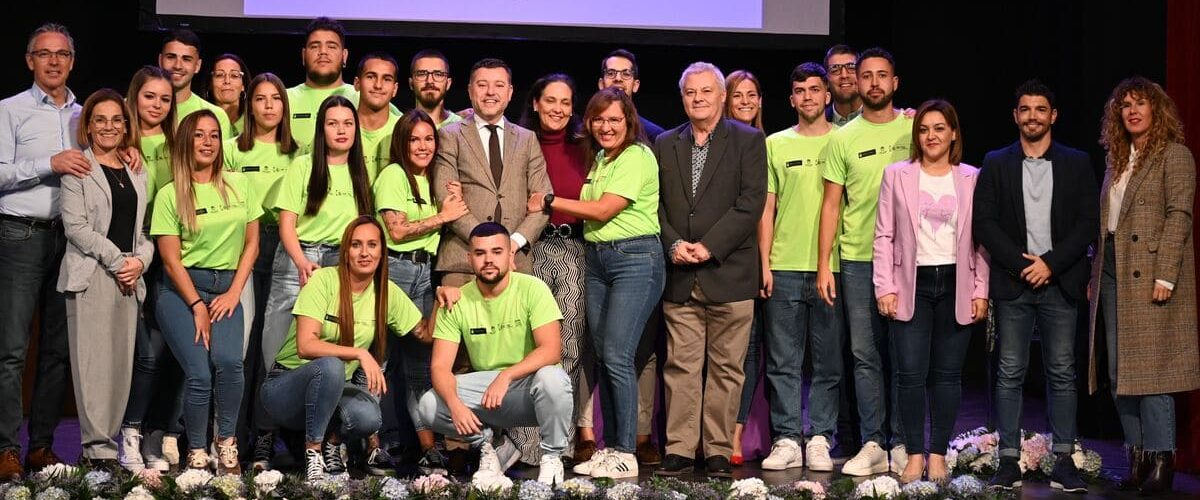 Foto de familia con los estudiantes diplomados y las autoridades