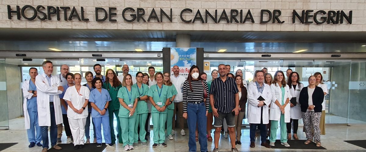 Foto de familia con los profesionales del centro hospitalario