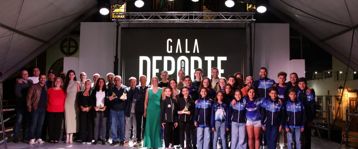 Foto de familia con todas las personas premiadas en la Gala del Deporte de Agaete 2024