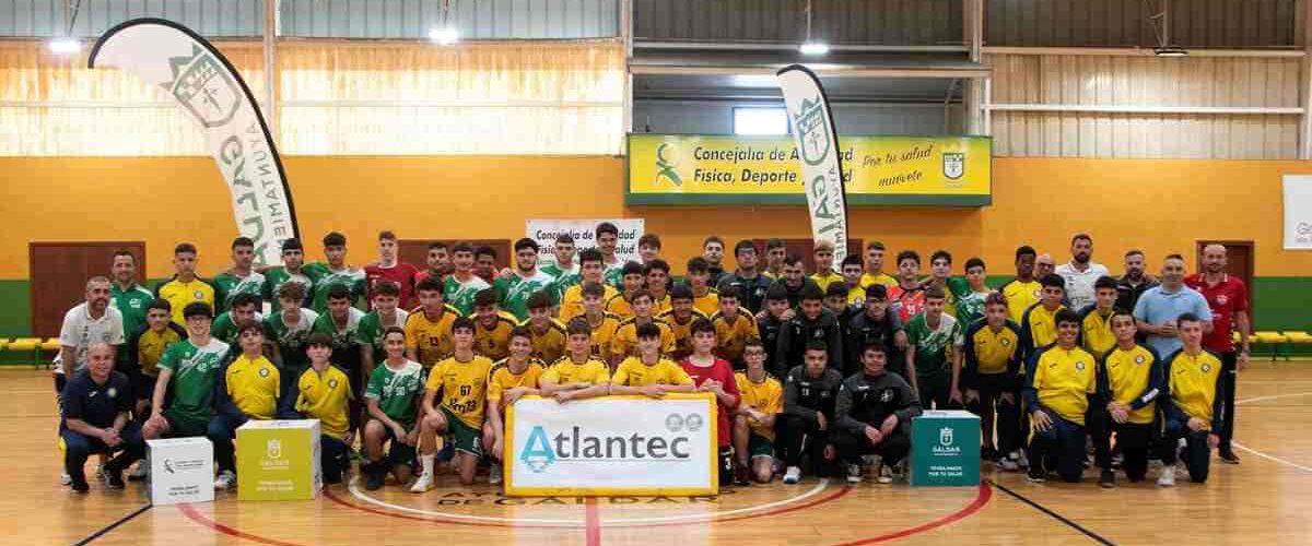 Foto de familia con todos los equipos participantes y las autoridades presentes en la inauguración