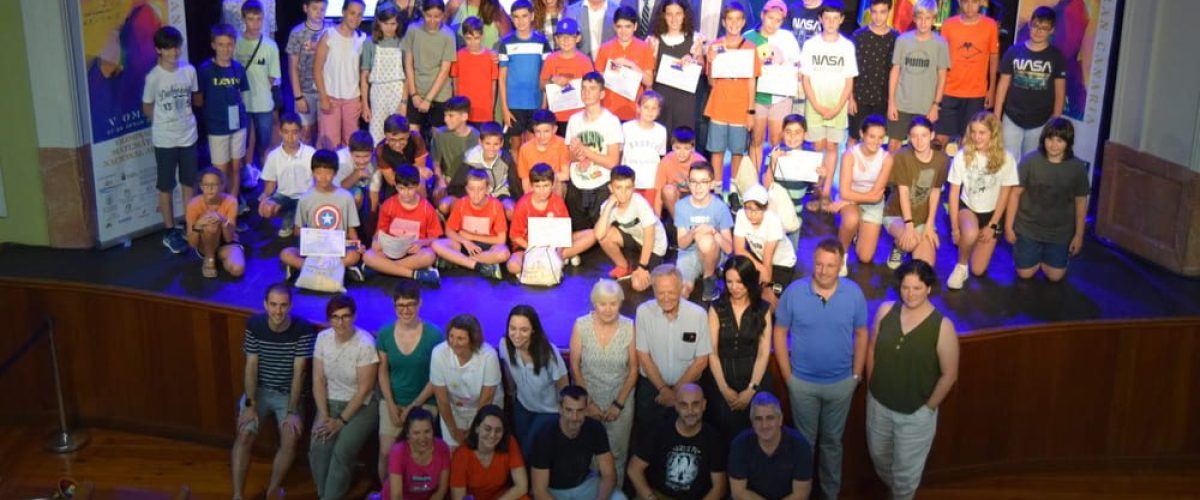 Foto de familia de estudiantes profesores y representantes de las instituciones organizadoras y colaboradoras