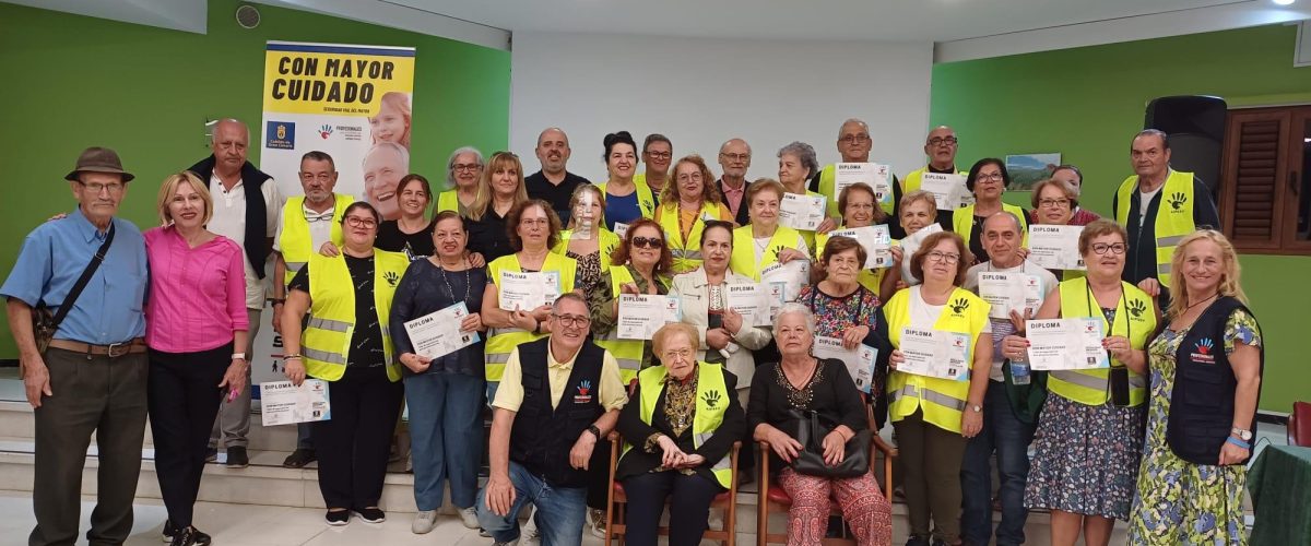 Foto de familia de la actividad de seguridad vial en el Club del Mayor de Galdar