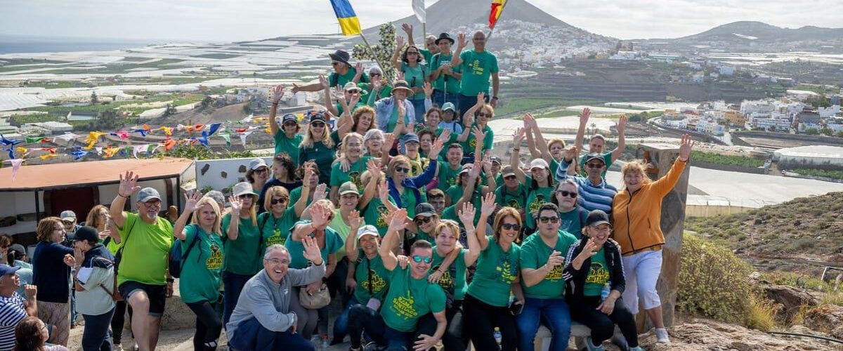 Foto de familia de la caminata de 'Envejecimiento Activo' en la Cruz de Grimón