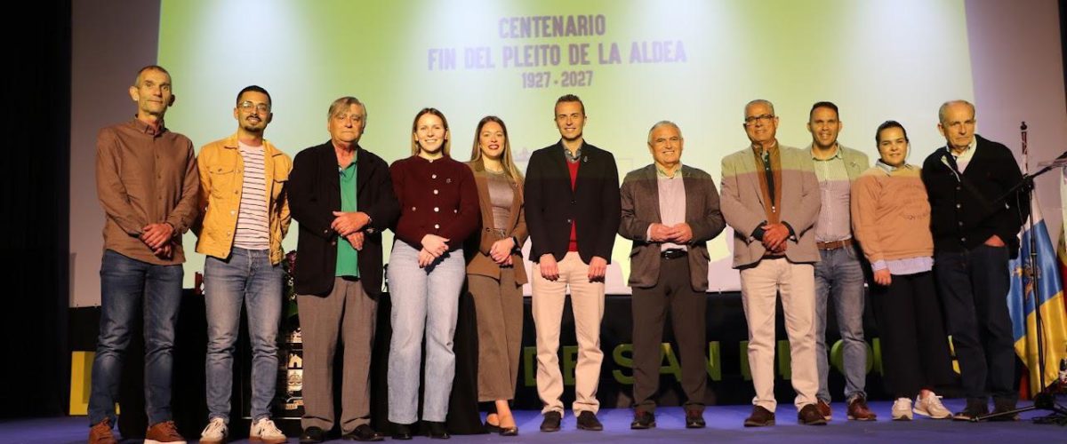 Foto de familia de la corporacioěn al completo