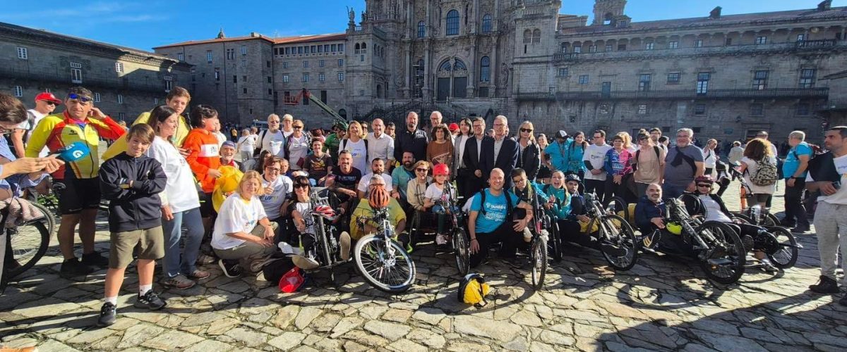 Foto de familia de la expedición en la Plaza del Obradoiro