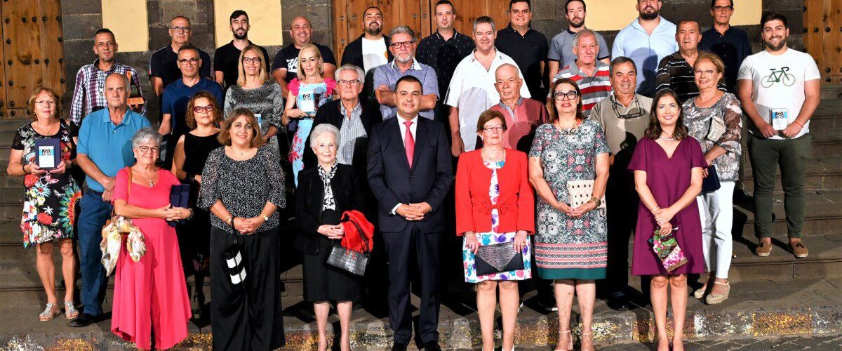 Foto de familia de los homenajeados junto al alcalde Pedro Rodriguez y la concejala de Cultura Sibisse Sosa en el frontis de la Iglesia