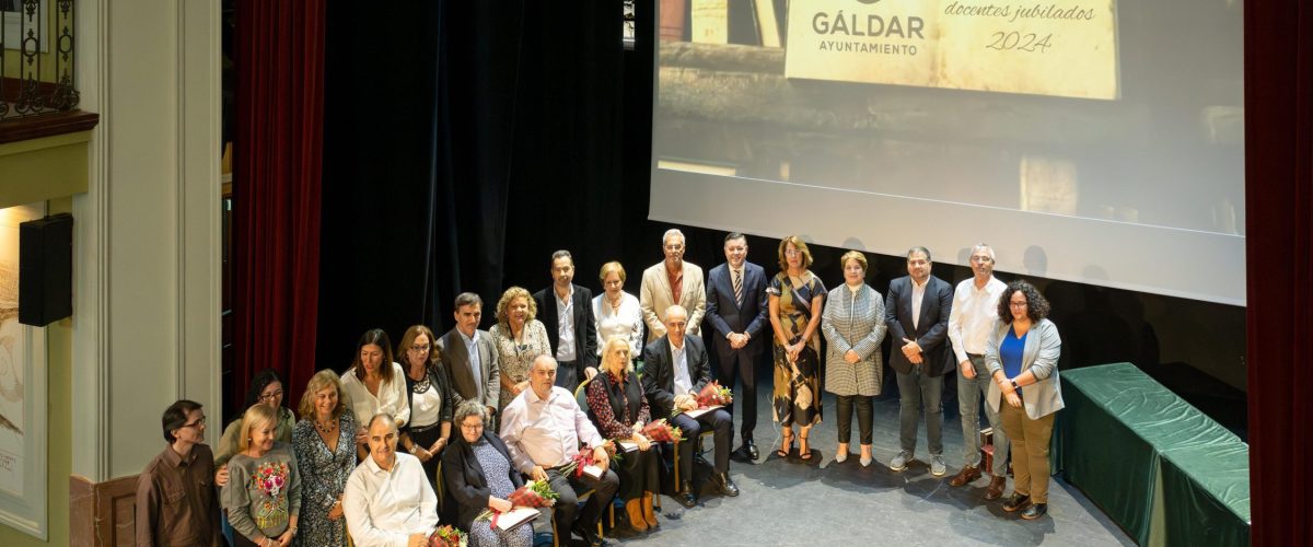 Foto de familia de los homenajeados, representantes de la comunidad educativa y la corporación municipal