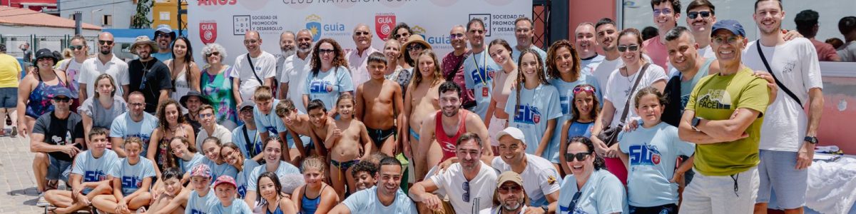 Foto de familia de los miembros actuales y de generaciones pasadas del Club Natación Guía el pasado sábado en las piscinas municipales