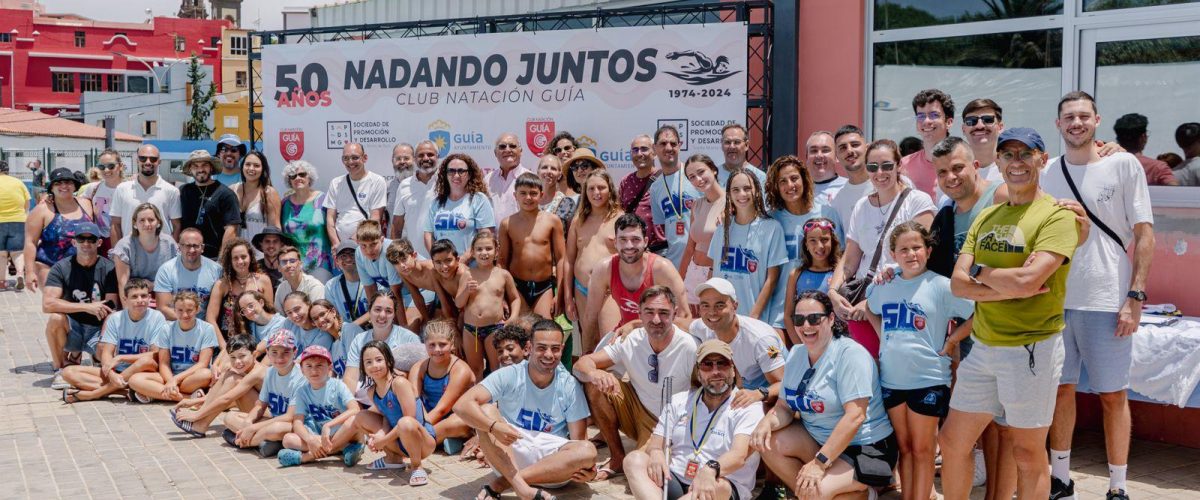 Foto de familia de los miembros actuales y de generaciones pasadas del Club Natación Guía el pasado sábado en las piscinas municipales