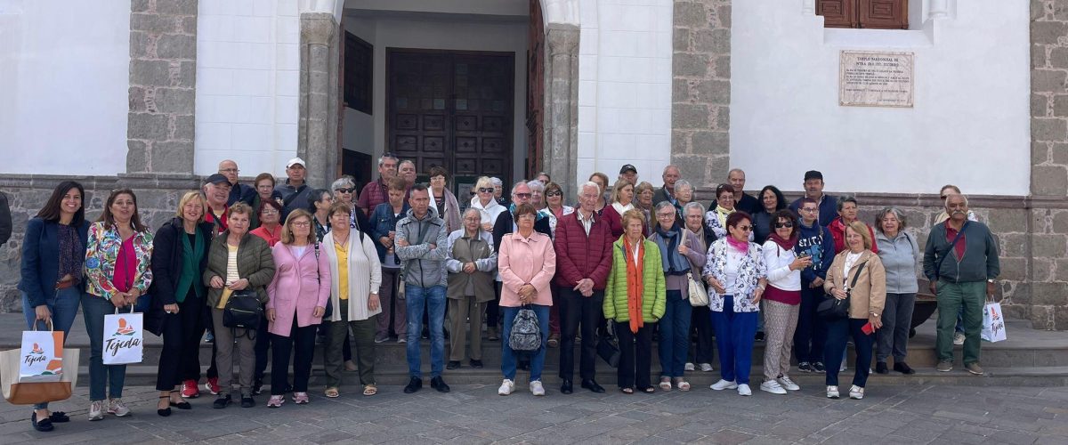 Foto de familia de los participantes en la visita a Tejeda