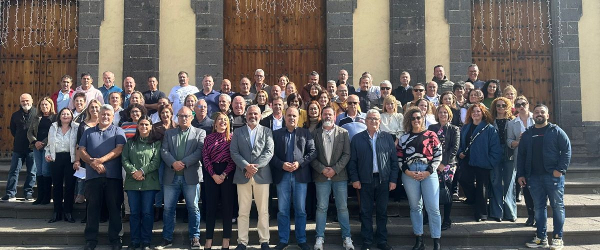 Foto de familia del alcalde, Alfredo Gonçalves Ferreira, los concejales del grupo de gobierno municipal y los trabajadores que estabilizaron hoy sus puestos de trabajo