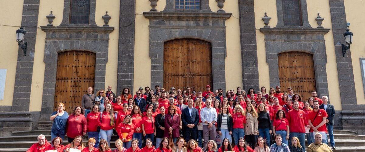 Foto de familia en el frontis de la Iglesia de Santa María de Guía