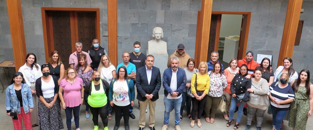 Foto de familia en el patio de la Casa de la Cultura